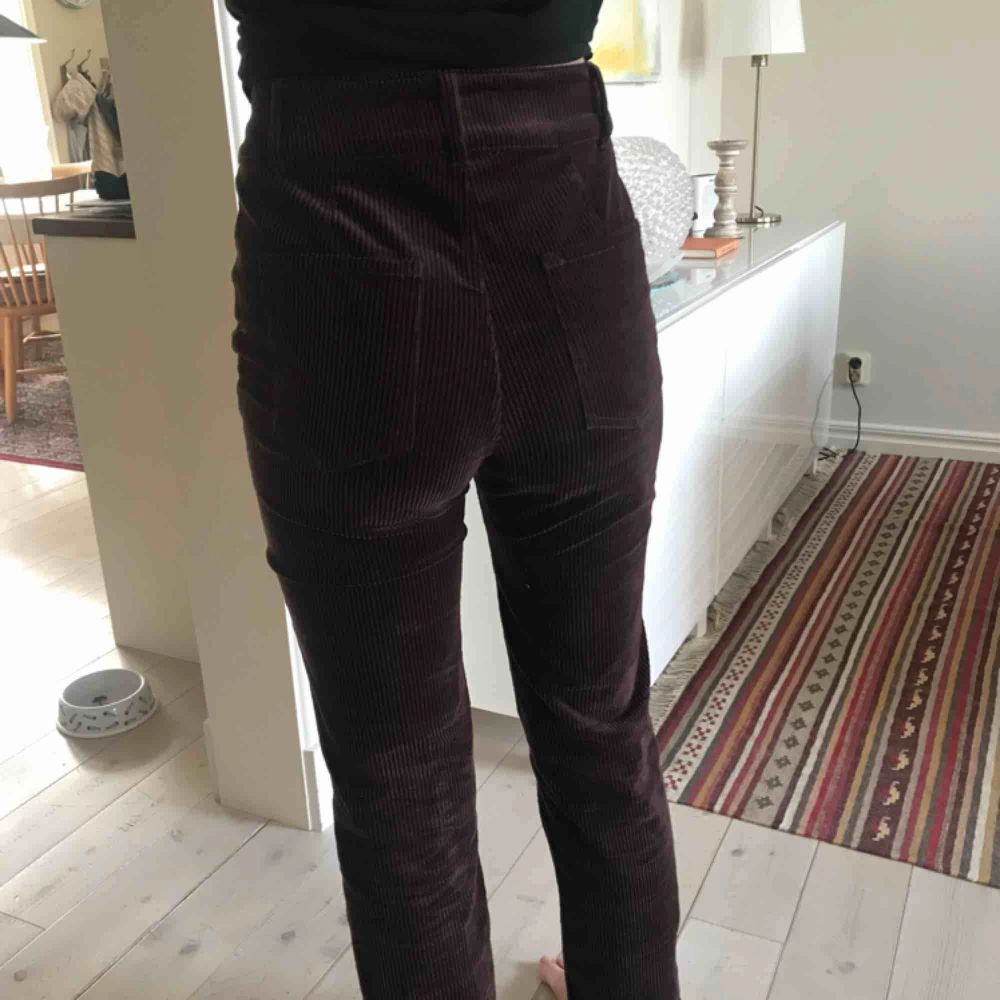 Manchesterbyxor från Weekday i storlek 38, ganska stretchiga!! 🍸. Jeans & Byxor.