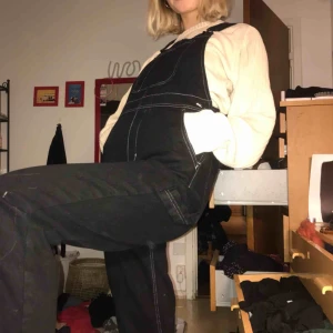  - In princip oanvända svarta hängselbyxor med vit söm från monki. Nypris 600. + frakt