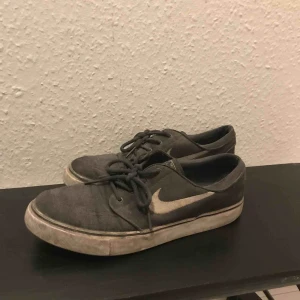  - Janoski skor, slitna men kmr tvättas och göras rena innan försäljning :-) 