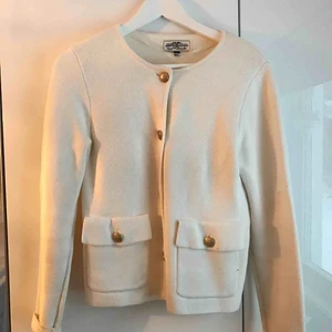  - En sån fin cardigan i ett lite tjockare material. Storlek XS men sitter lika bra på en S. Använd fåtal gånger. Eventuell frakt tillkommer.