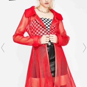  - Oanvänd röd meshkappa, klockad 