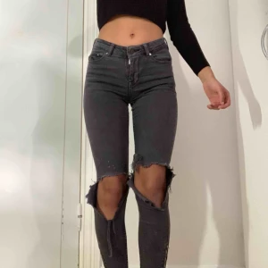  - 👅mörkgrå/washed out svarta jeans med dragkedjor vid anklarna👅 🖤Köparen betalar för frakten🖤 💡Kan mötas Lund-Malmö💡 👹Högsta bud får plagget👹