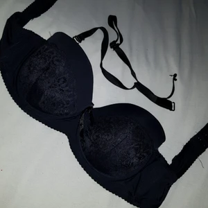 Svart push-up BH med avtagbara band - Fin svart spets bh med push-up samt på-och avtagbara band! Använt fåtal gånger, men har tappat lite form pga slarv med tvättpåse. Säljer pga för liten :( Kan mötas upp i Stockholm och eventuellt Uppsala men annars står du för frakten!