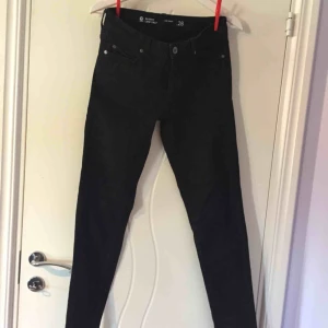  - Svarta low waist jeans. Aldrig använda. Förstora. Köpare står för frakt :)