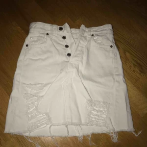  - Kjol med slitningar!