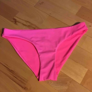  - 🍒Supersöt bikiniunderdel i shockrosa! Perfekt inför sommaren 2019 om du vill stråla starkare än solen en dag på stranden😎 om det är nåt du undrar är det bara att skriva🍒
