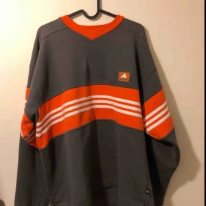  - Sweatshirt adidas! Storlek M typ? Har några konstiga små fläckar som visad på bild 2 men det är inget man tänker på 