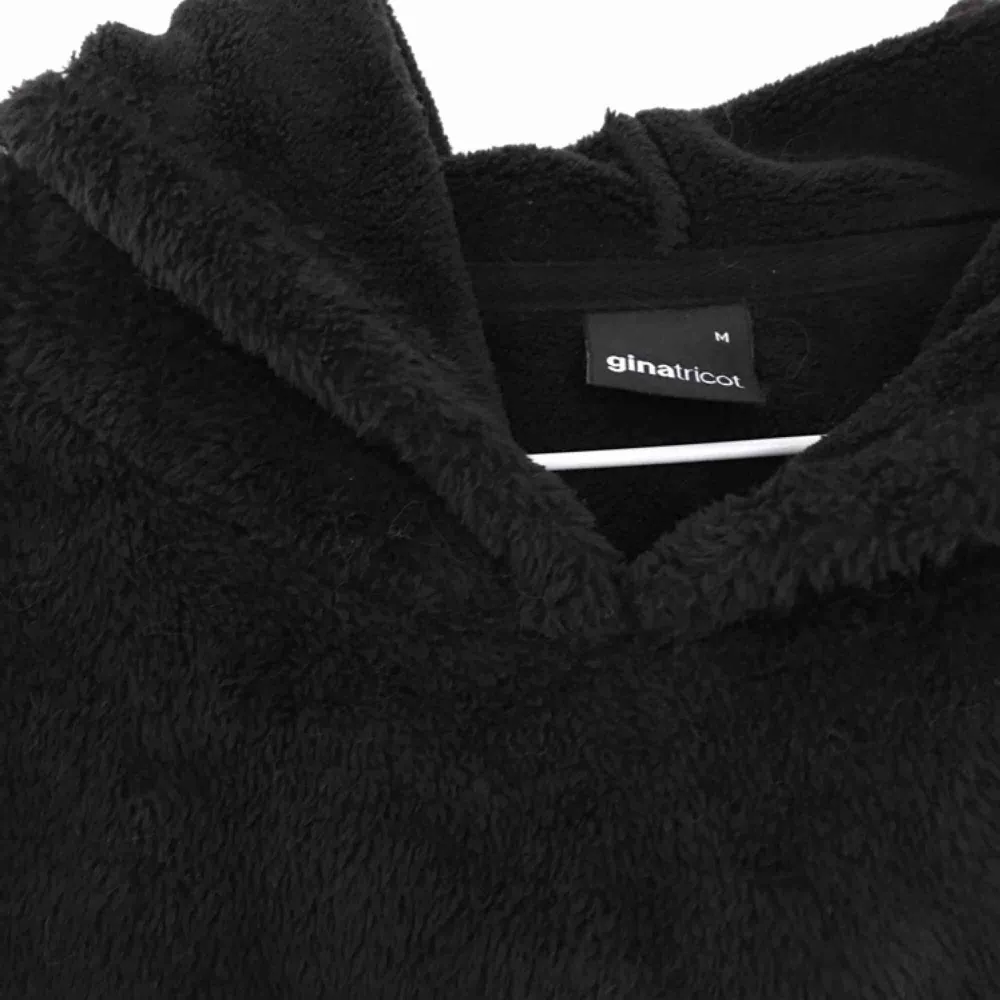 Supermjuk och gosig hoodie i fleece. Jag som har XS har haft den oversize men annars är den som en vanlig M i storleken. Frakt tillkommer 🌟. Tröjor & Koftor.