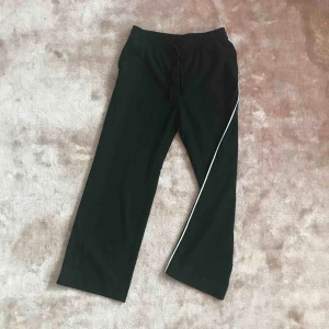  - Svarta byxor från Monki 