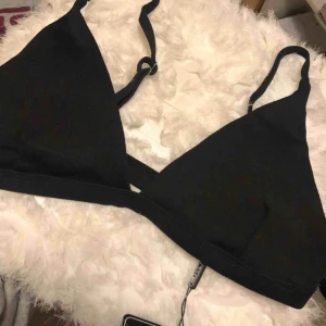  - Svart bikiniöverdel från Zaful i storlek M, motsvarar M (trodde den skulle vara som en S och säljer pga. För stor)   Helt ny, endast testad med prislapp kvar.   Vaderad Justerbara band