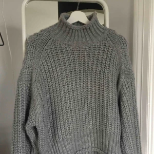  - En grå stickad polotröja från H&M! Aldrig använd, ordinarie pris 300kr säljer för 100kr inkl frakt ☺️
