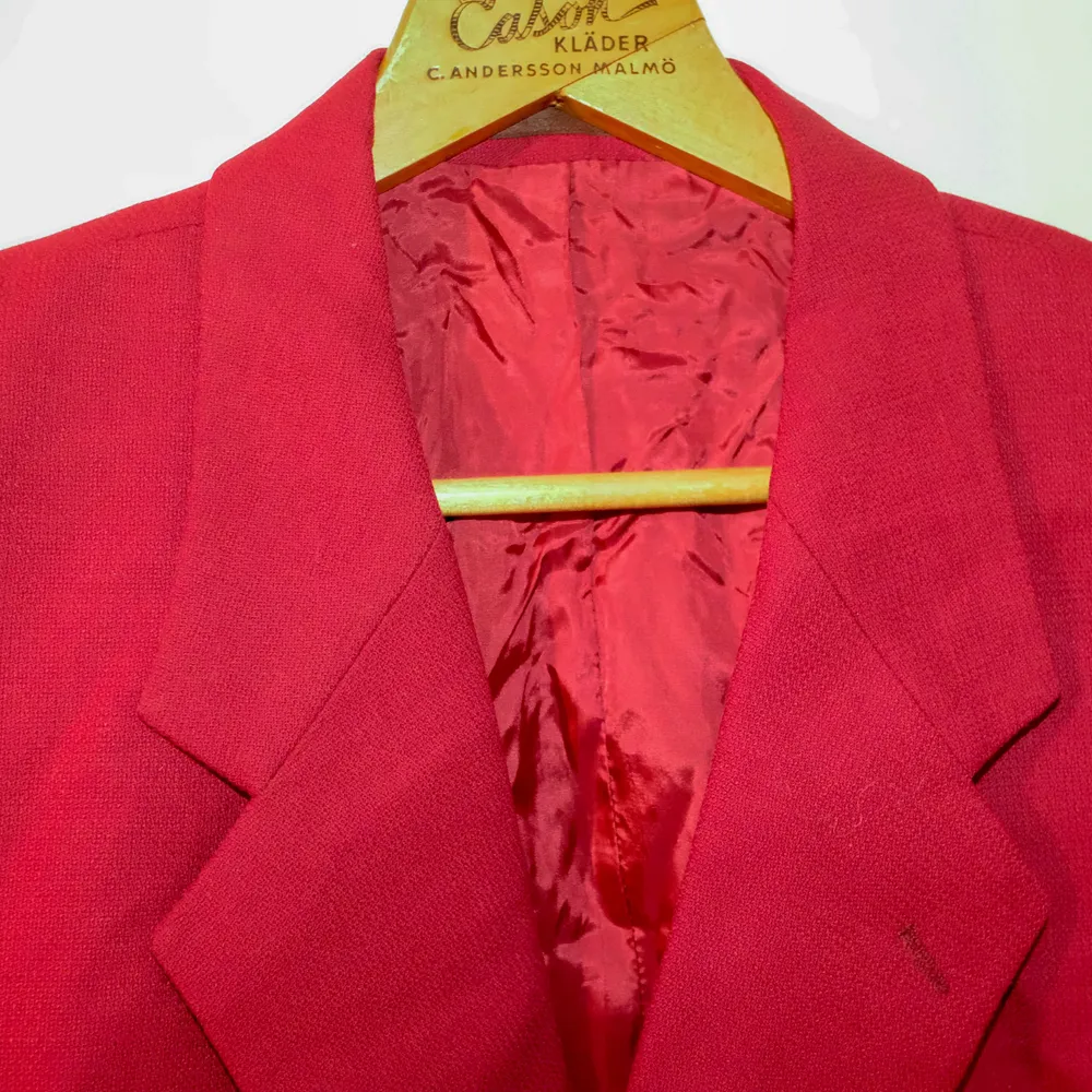 Röd vintagekavaj utan storlek men runt L !. Kostymer.
