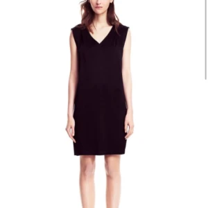  - Fin silkig klänning från Filippa K, nypris runt 4000kr. Använd en gång. Mörkblå (inte svart som första bilden). 