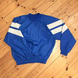 Nyskick Retro tröja  - Snygg unisex retro tröja från Sportjohan (70/80-tal). Nyskick. Stl L. Från garderoben hos mamma och pappa. ❗️Se även ett set (byxa+jacka) i annan av mina annonser som matchar rätt bra.  Har Swish. Kan skickas. Rökfritt & Djurfritt hem.