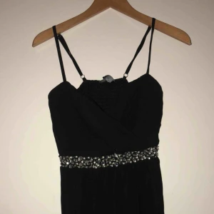 - svart klänning med paljetter, storlek L. Frakt tillkommer!