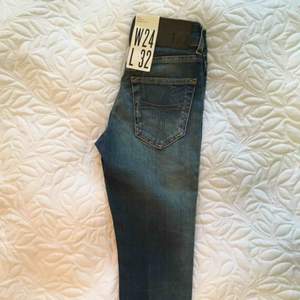 Säljer ett par Tiger of Sweden jeans i model Slight, färg Jane pga fel storlek. Supersnygg model och nyans! (Nypris 1299kr) 