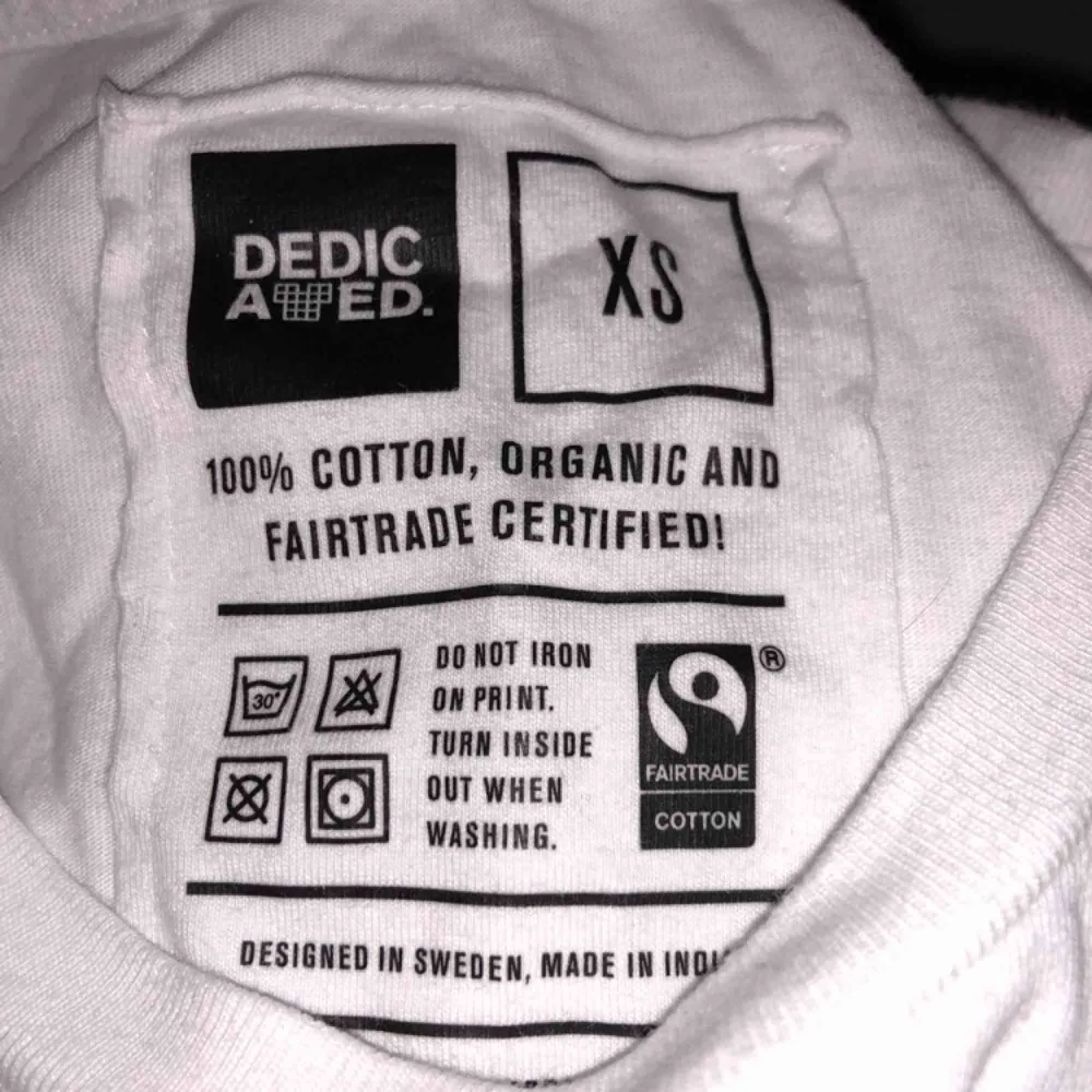 En fairtrademärkt samt ekologisk t-shirt från dedicated (nya t-shirt store). Storlek XS! Ordinarie pris: 250kr !  . T-shirts.