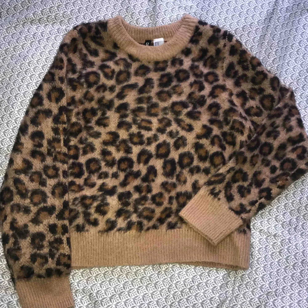 Sååå fin och mjuk leopard tröja från H&M. Använd typ 4 gånger, men tror någon annan kommer få bättre användning av den <3 köparen står för frakt 🐆. Stickat.