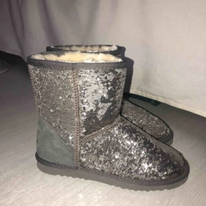  - ”Ugg” från Colors Of California. Använda max 5 gånger och är i TOPPEN SKICK! Alltså som dem var när jag köpte dem. 