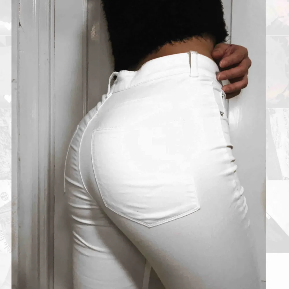 As snygga vita jeans från BikBok, som har används två gånger! . Jeans & Byxor.