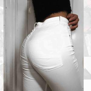 As snygga vita jeans från BikBok, som har används två gånger! 
