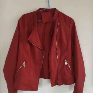  - Röd skinnjacka köpt i Spanien! Står inget märke eller stolek men kanske säker på att den passar både S-M 🌹