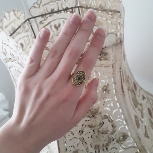  - Ring i guldpläterad metall Frakt: 9kr