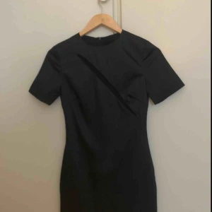  - Klänningen är designad av en thai kändis, den visas lite hud mellan bröst.