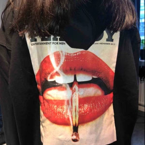  - En helt ny och väldigt populär Playboy hoodie, säljes endast pga för stor storlek för mig! 