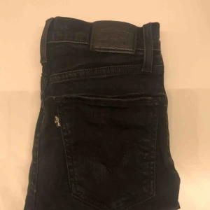  - Super skinny Levi’s jeans med hög midja som går upp över naveln. Väldigt skön modell men tyvärr för små. Liten liten fläck på benet därav priset. Nypris: Ca 1000kr. Väldigt bra skick. W23 L32. Frakt tillkommer