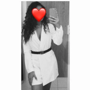  - En oanvänd playsuit/klänning i en kavaj-aktikt format.  Storlek: UK8  Pris: 190:- frakt tillkommer! 