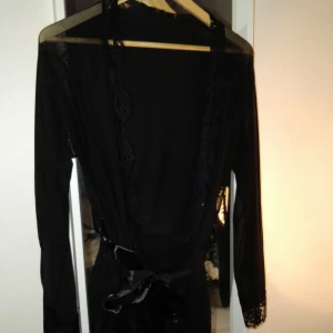 - Svart kimono . Genomskinlig men super snygg ! 