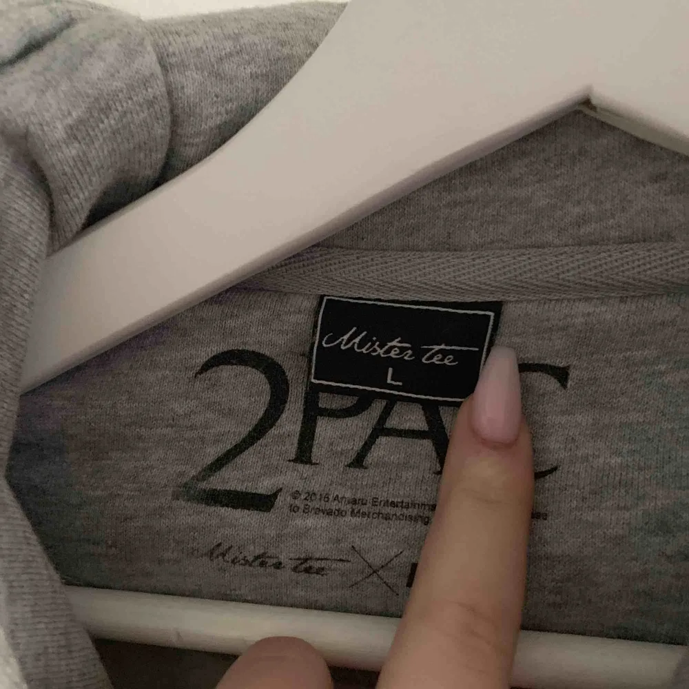 En cropped tupac tröja köpt för 599kr säljes för 250kr. I en storlek L men om ni vill att den ska sitta oversized då e denna storlek perfekt!. Tröjor & Koftor.