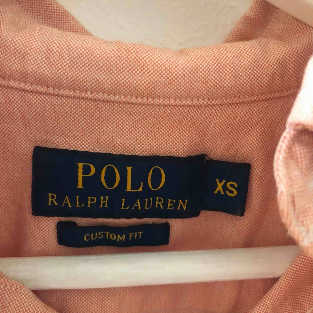 Ralph Lauren skjorta, storlek XS. Knappt använd, 300kr +frakt eller bud, allt ska bort . Skjortor.