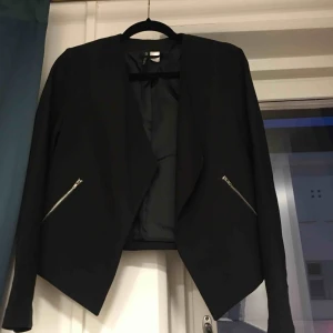  - En fin och enkel svart kavaj använd några få gånger bara.  Köparen betalar för frakt.  Har swish. 