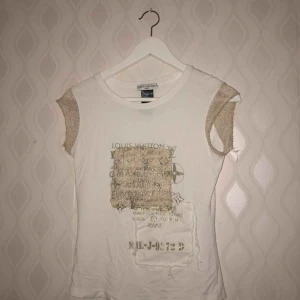  - Vit snygg tröja från Louis Vuitton (äkta) med gulddetaljer  Kommer inte till användning, bra skick! 