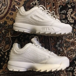  - Fila Disruptor II Premium Storlek 37 1/5 Nypris, 1100   Använda en gång  Finns i Sundbyberg. Kan skickas, köparen står för frakt.