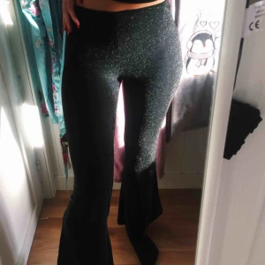  - Jättesnygga jeggings/byxor i skön kvalité som med riktigt bra passform. Aldrig använda, endast testade. Prislapp kvar. Aningen för korta för mig därav säljer jag dem. Köpta för 249