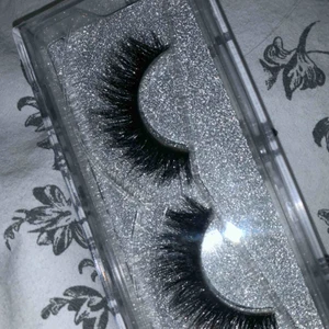  - Ett par superfina fransar som jag köpte av ett uf företag. Dem är oanvända och jag har bara öppnat förpackningen för att kolla på dem. Säljer för att dom är lite för extrema för min smak. Frakt ingår i priset💜