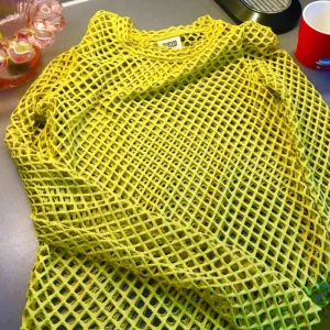  - Gul nättröja från Weekday, sjukt cool o har använts på några fester men används inte längre, så säljes därför