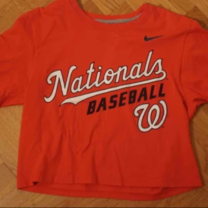  - HELT OANVÄND Röd oversized Nike tshirt, används inte o säljes därför, mjukt material