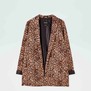  - Helt ny oanvänd kavaj i leopardmönster. Bilderna är från pull and bears hemsida. Nypris 349.