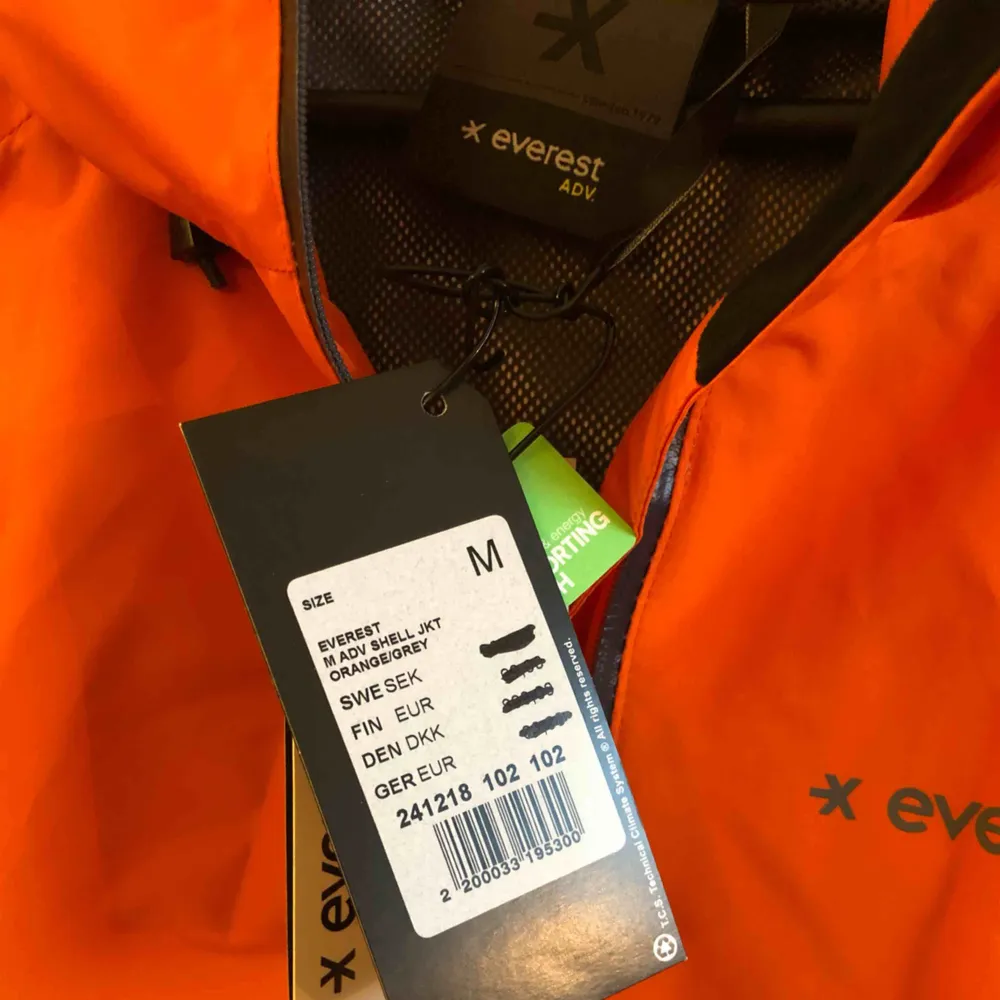 En helt oanvänd Herr Everest jacka i snygg orange! Nypris ligger jackan på 1000kr. Kan mötas upp i Norrköping eller postas, köpare står för frakt🌼. Jackor.