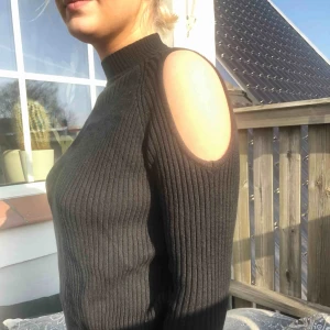  - 70 kr för både svarta och gråa tröjan. Stickade med öppna axlar, assnygga och lagom varma. 