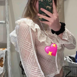  - Fin spetströja som kan knäppas upp på ryggen. Aldrig använd. 