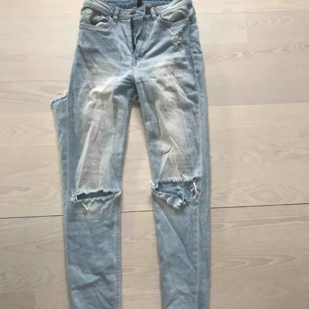 Snygga högmidjade, slitna jeans ifrån hm. De har även en slitning på baksidan av låren nedanför rumpan vilket är väldigt snyggt!!. Jeans & Byxor.