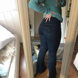  - Levi's bootcut i stl W28. Möts i Stockholm, annars står köpare för frakt!
