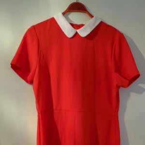  - Byxdress med vit krage