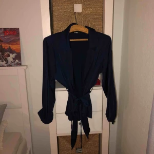  - Mörkblå Blus köpt på bikbok och använd endast ett fåtal gånger. 