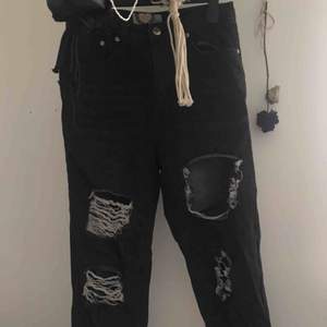 mörkgråa mom jeans från boohoo med stora hål. storlek 38 eur. använt 3-5 gånger, nästan nyskick. 95% bomull🕷🙌🏽🖤  100 kr (utan frakt) köparen står för frakt. tar bara swish!